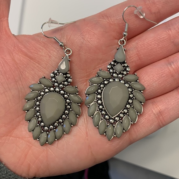 NWOT Gray Teardrop Earrings - Picture 4 of 4